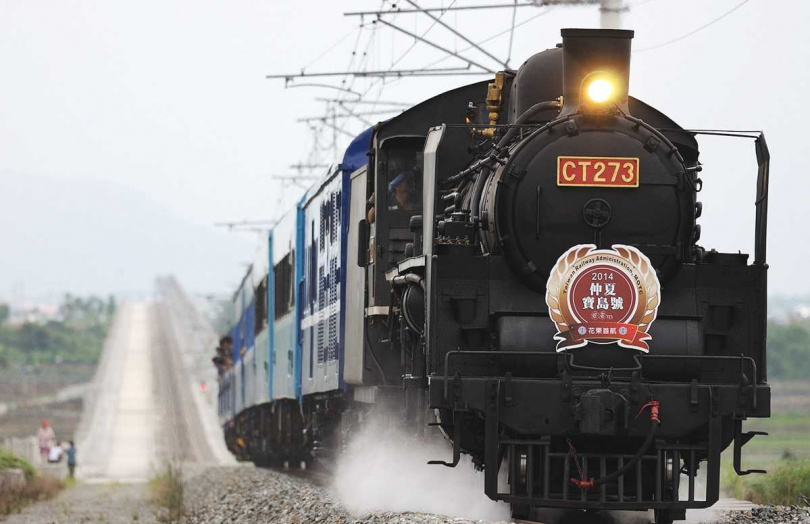 搭乘古董蒸汽火車「仲夏寶島號」，感受復古列車的懷舊風情。（圖／易遊網提供）